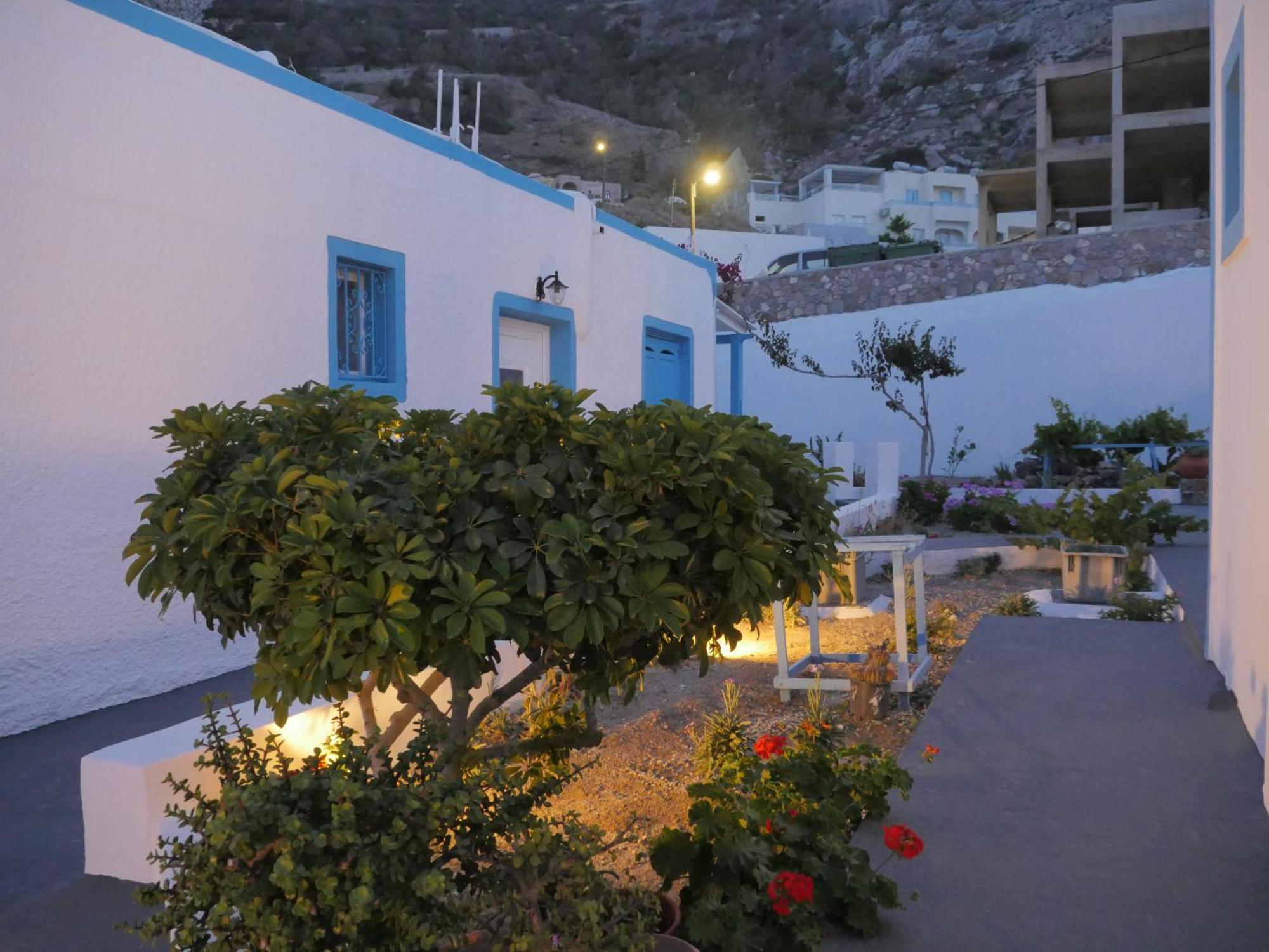 Ancient Thera Apartments Kamari  Bagian luar foto